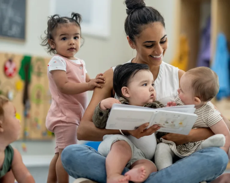 خدمة رعايه الاطفال الحل الآمن لراحة بالك ونمو طفلك